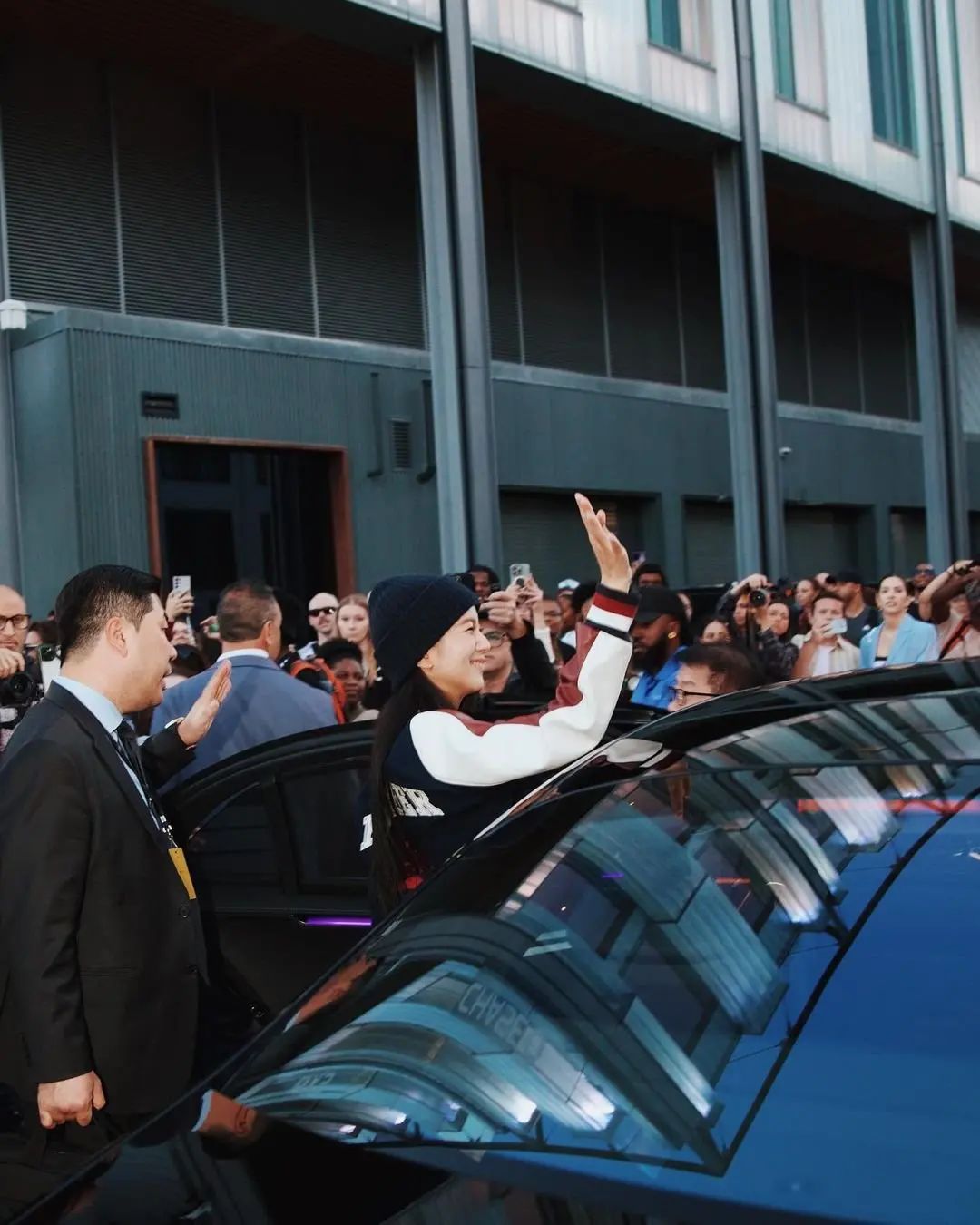 age-of-7-people-people-standing-rearview-mirror-limousine-and-crowd-17258407906691493043749-1725843519664-1725843519809555144404-1725850366638-17258503669311373987446.jpg