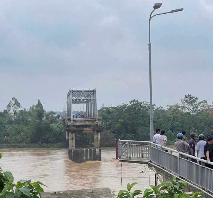 Sập cầu Phong Châu: Bộ Tư lệnh Quân khu 2 đã vớt được 3 người - Ảnh 1.