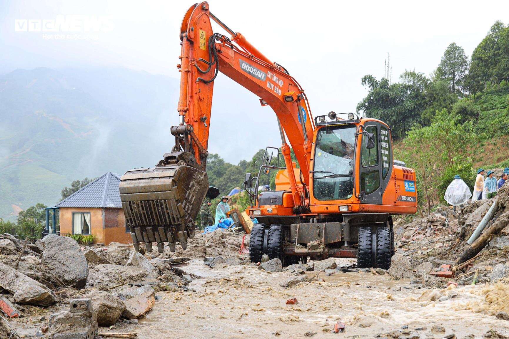 Hiện trường vụ sạt lở 4 ngôi nhà khiến 15 người thương vong ở Sapa- Ảnh 3.