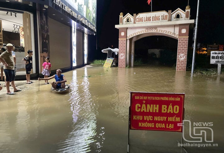 Nước sông Cầu dâng cao lịch sử, dân Thái Nguyên thâu đêm chạy lụt - Ảnh 6.