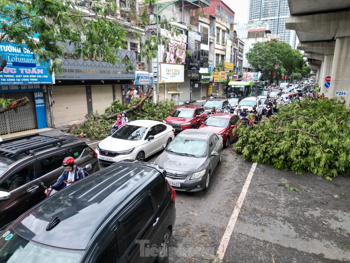 Đường phố Hà Nội vẫn ngổn ngang cây đổ, người dân &quot;vượt ải&quot; ùn tắc đến công sở- Ảnh 7.