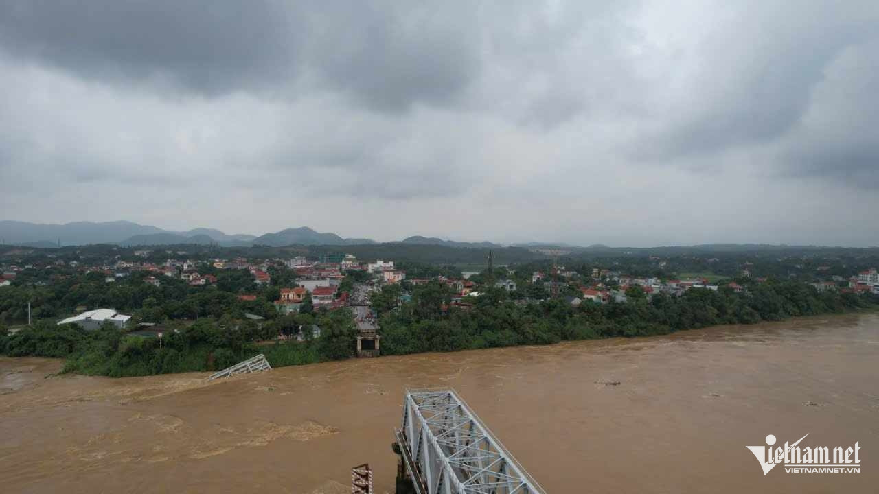 Vụ sập cầu Phong Châu ở Phú Thọ: Bước đầu xác định có 10 ô tô, 2 xe máy và 13 người bị cuốn trôi- Ảnh 10.