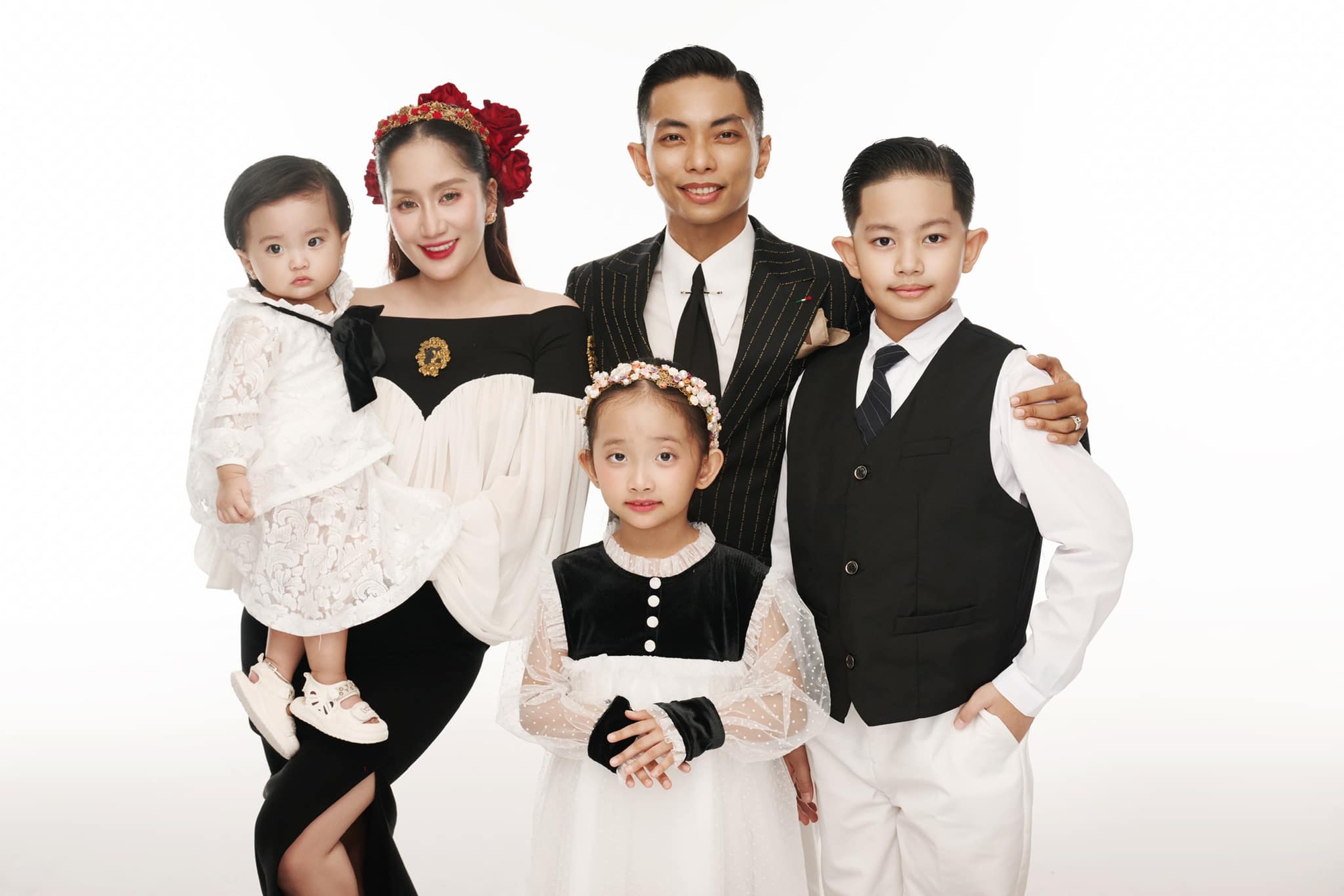 Khánh Thi -Phan Hiển khoe bộ ảnh gia đình năm mới đẹp như tranh, hé lộ cuộc sống hôn nhân sau 2 năm đám cưới- Ảnh 3. Khánh Thi -Phan Hiển khoe bộ ảnh gia đình năm mới đẹp như tranh, hé lộ cuộc sống hôn nhân sau 2 năm đám cưới- Ảnh 3.