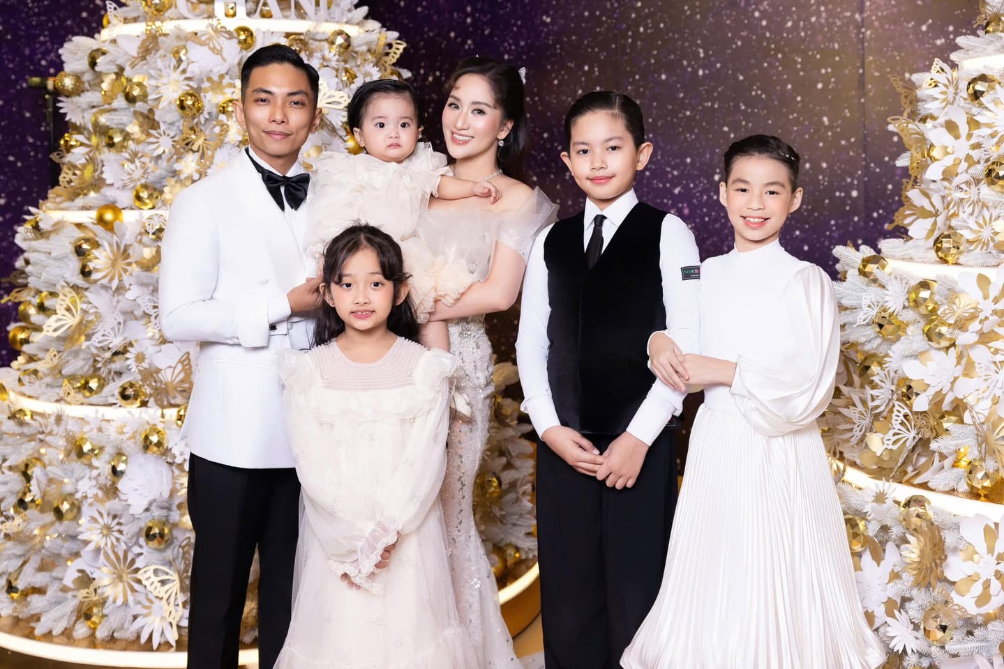 Khánh Thi -Phan Hiển khoe bộ ảnh gia đình năm mới đẹp như tranh, hé lộ cuộc sống hôn nhân sau 2 năm đám cưới- Ảnh 5. Khánh Thi -Phan Hiển khoe bộ ảnh gia đình năm mới đẹp như tranh, hé lộ cuộc sống hôn nhân sau 2 năm đám cưới- Ảnh 5.