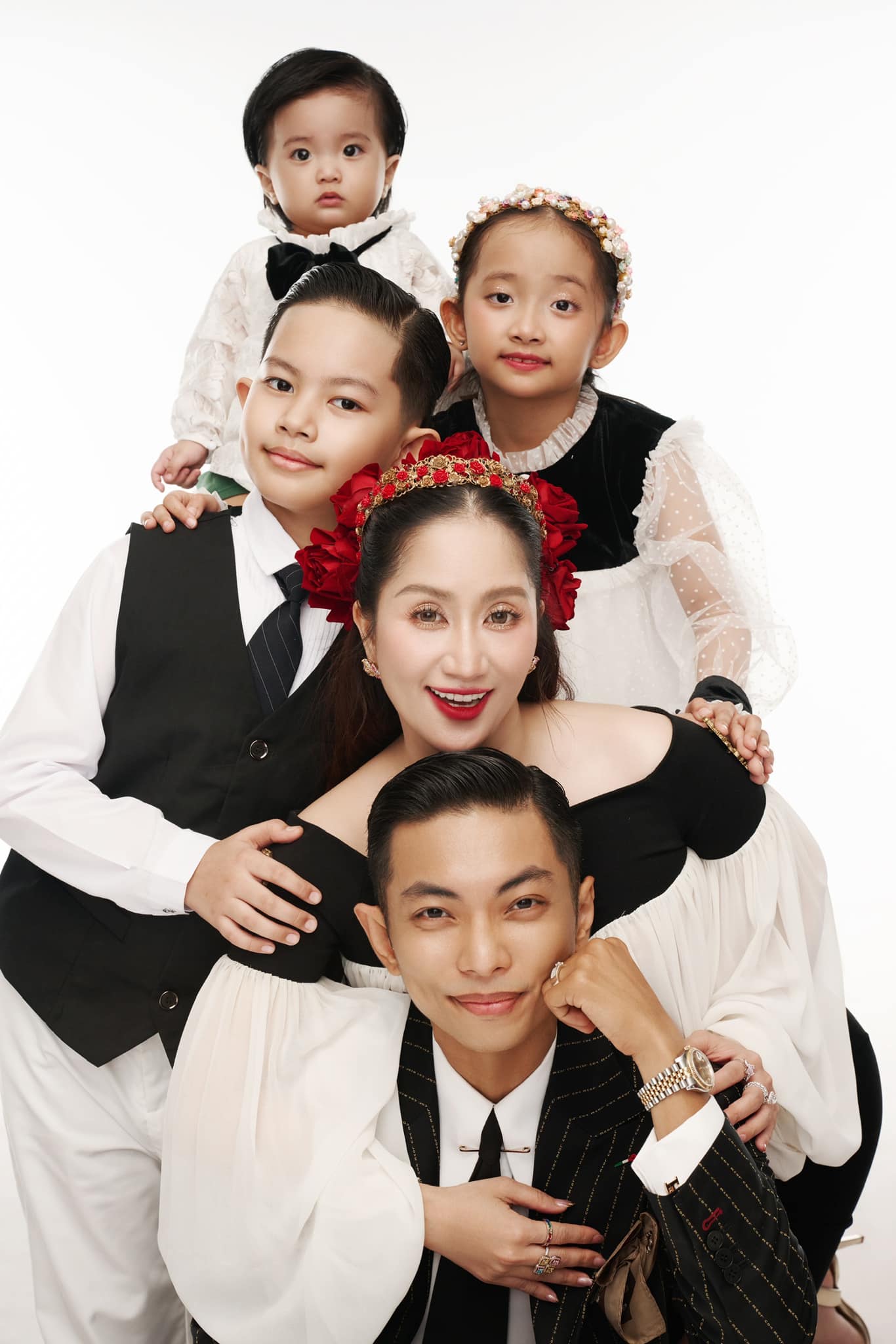 Khánh Thi -Phan Hiển khoe bộ ảnh gia đình năm mới đẹp như tranh, hé lộ cuộc sống hôn nhân sau 2 năm đám cưới- Ảnh 2. Khánh Thi -Phan Hiển khoe bộ ảnh gia đình năm mới đẹp như tranh, hé lộ cuộc sống hôn nhân sau 2 năm đám cưới- Ảnh 2.