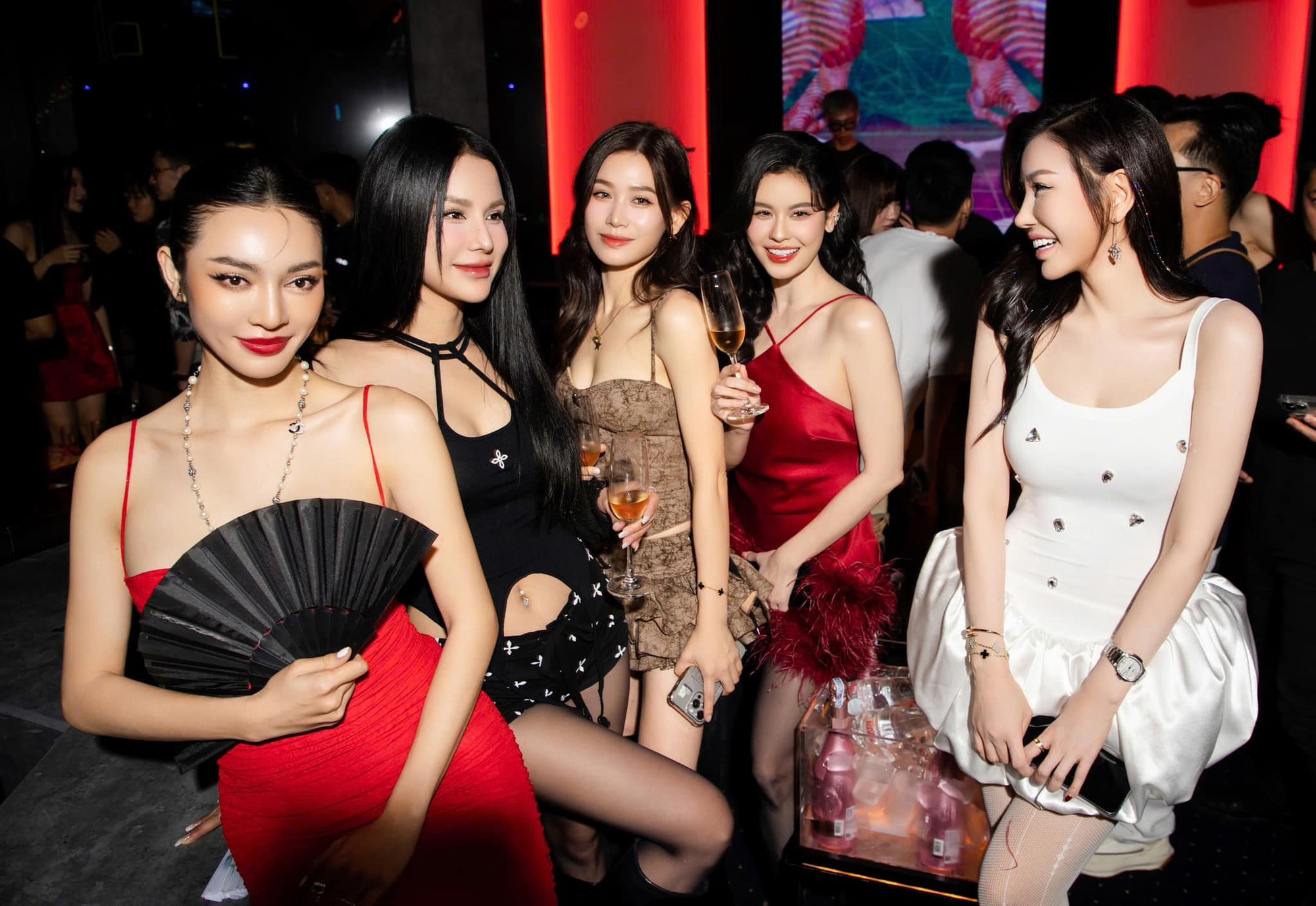 Hoa hậu Lam Cúc: Thành viên hội bạn phú bà Vbiz, chồng cũ cực bí ẩn!- Ảnh 2. Hoa hậu Lam Cúc: Thành viên hội bạn phú bà Vbiz, chồng cũ cực bí ẩn!- Ảnh 2.
