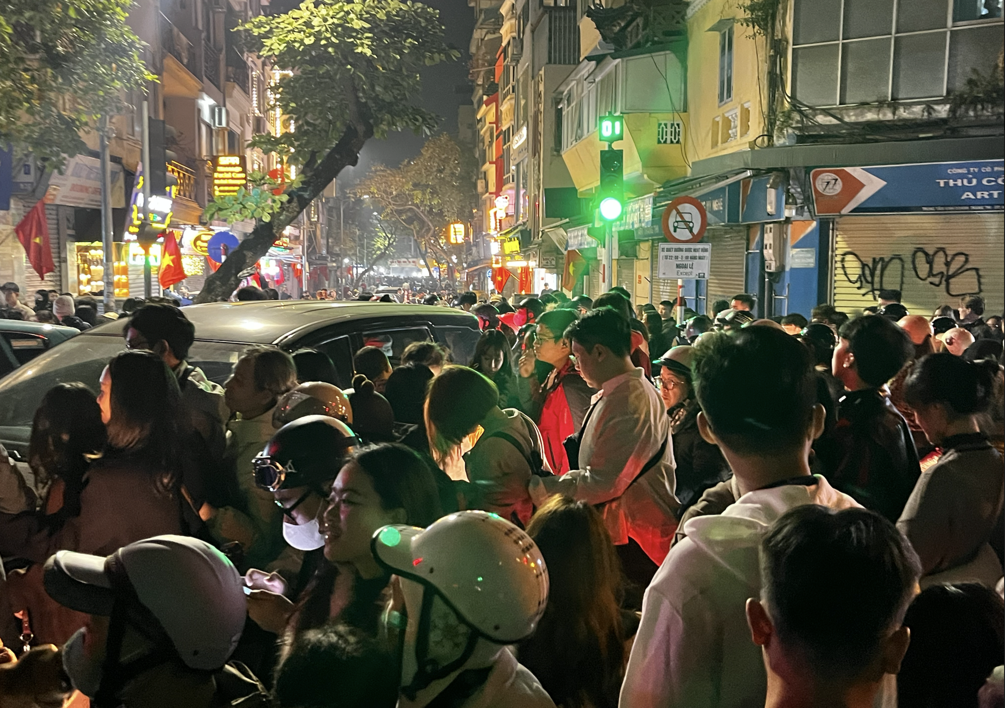 Sau ph&aacute;o hoa mừng năm mới l&agrave; chặng đường gian nan để về nh&agrave;!- Ảnh 5.