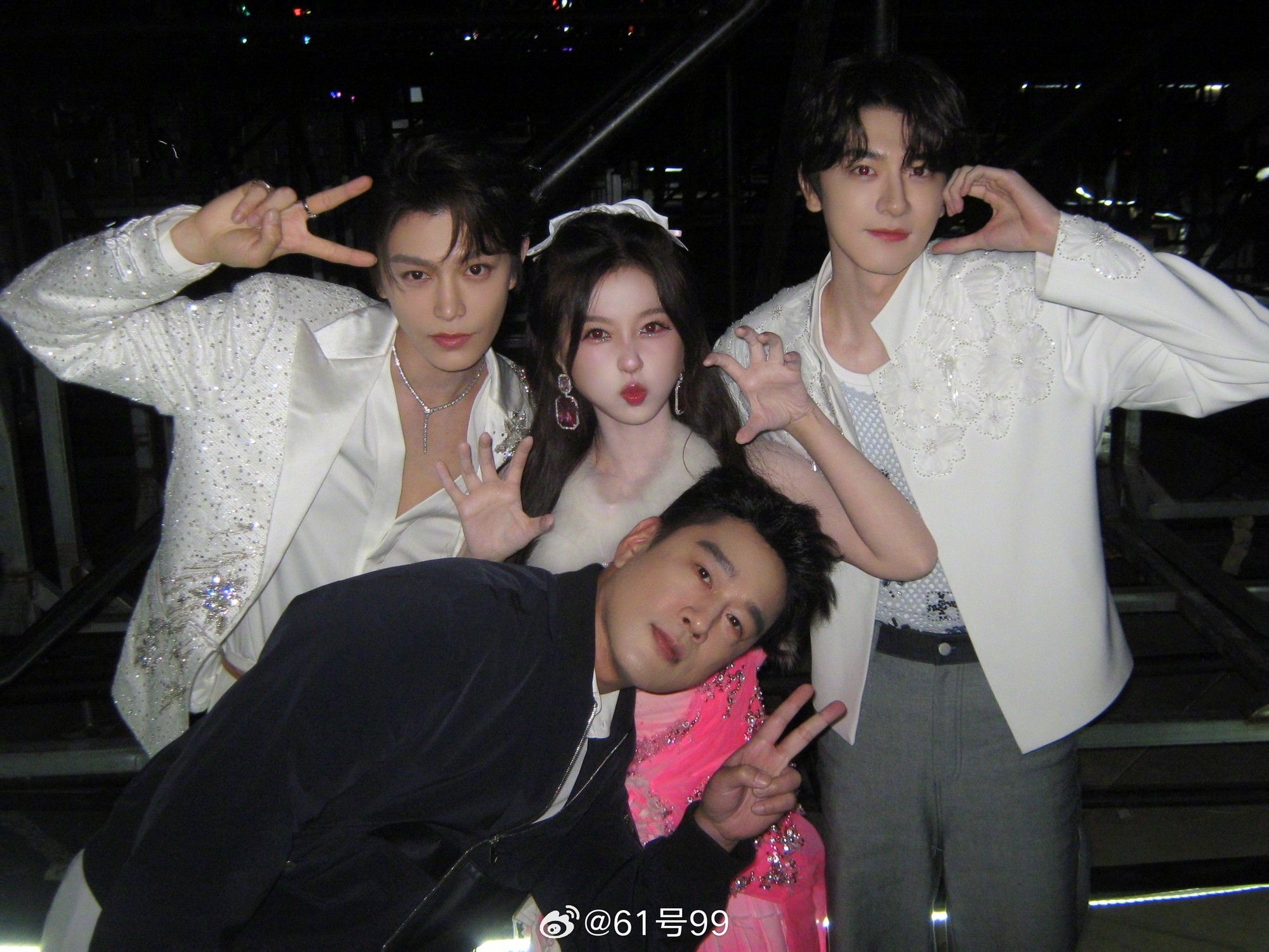 1 cặp đ&ocirc;i phim giả t&igrave;nh thật ngầm c&ocirc;ng khai ngay ng&agrave;y đầu năm mới: Nh&agrave; g&aacute;i vừa gi&agrave;u vừa đẹp, nh&agrave; trai đang hot đi&ecirc;n đảo - Ảnh 1.