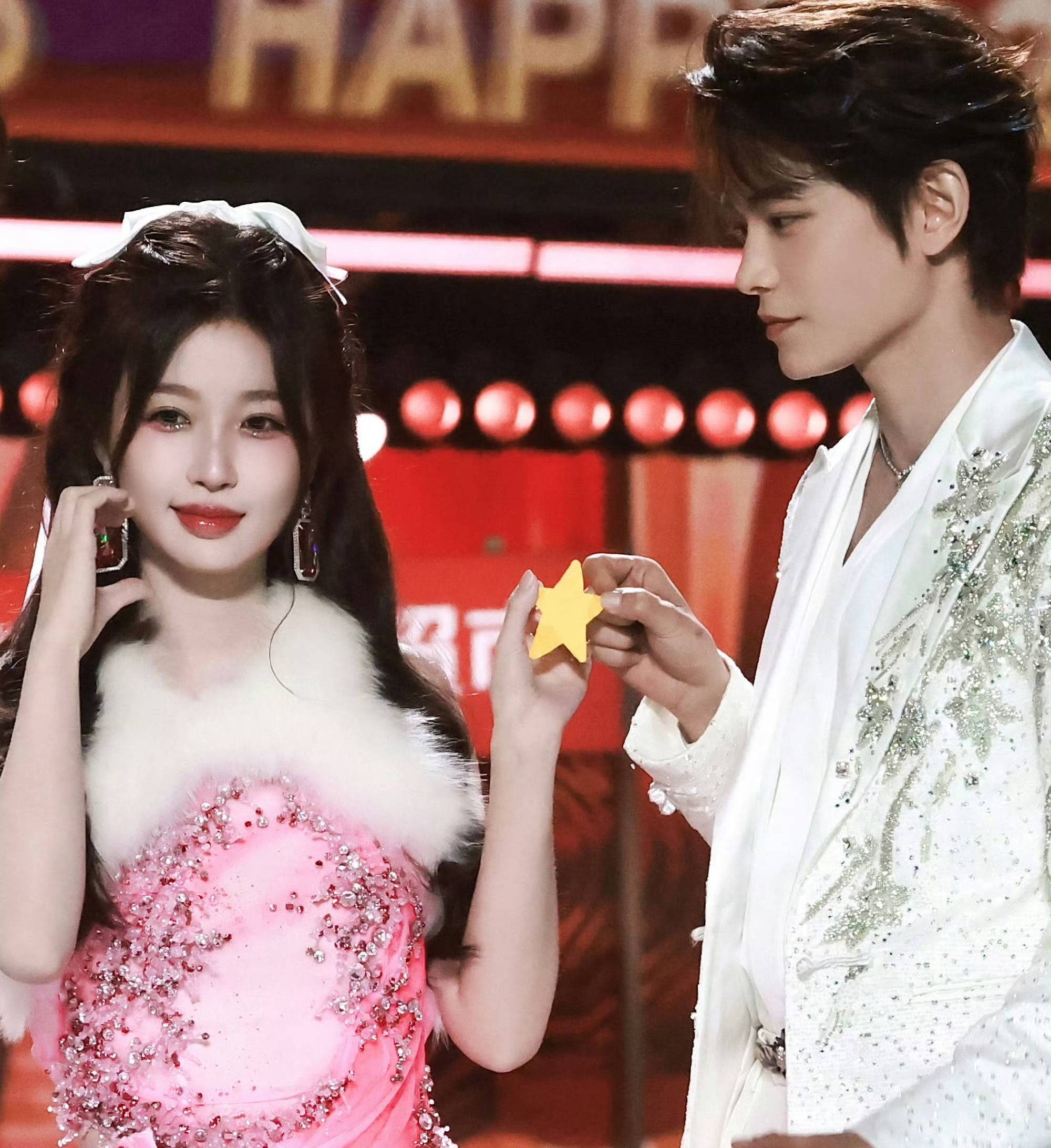 1 cặp đ&ocirc;i phim giả t&igrave;nh thật ngầm c&ocirc;ng khai ngay ng&agrave;y đầu năm mới: Nh&agrave; g&aacute;i vừa gi&agrave;u vừa đẹp, nh&agrave; trai đang hot đi&ecirc;n đảo - Ảnh 5.