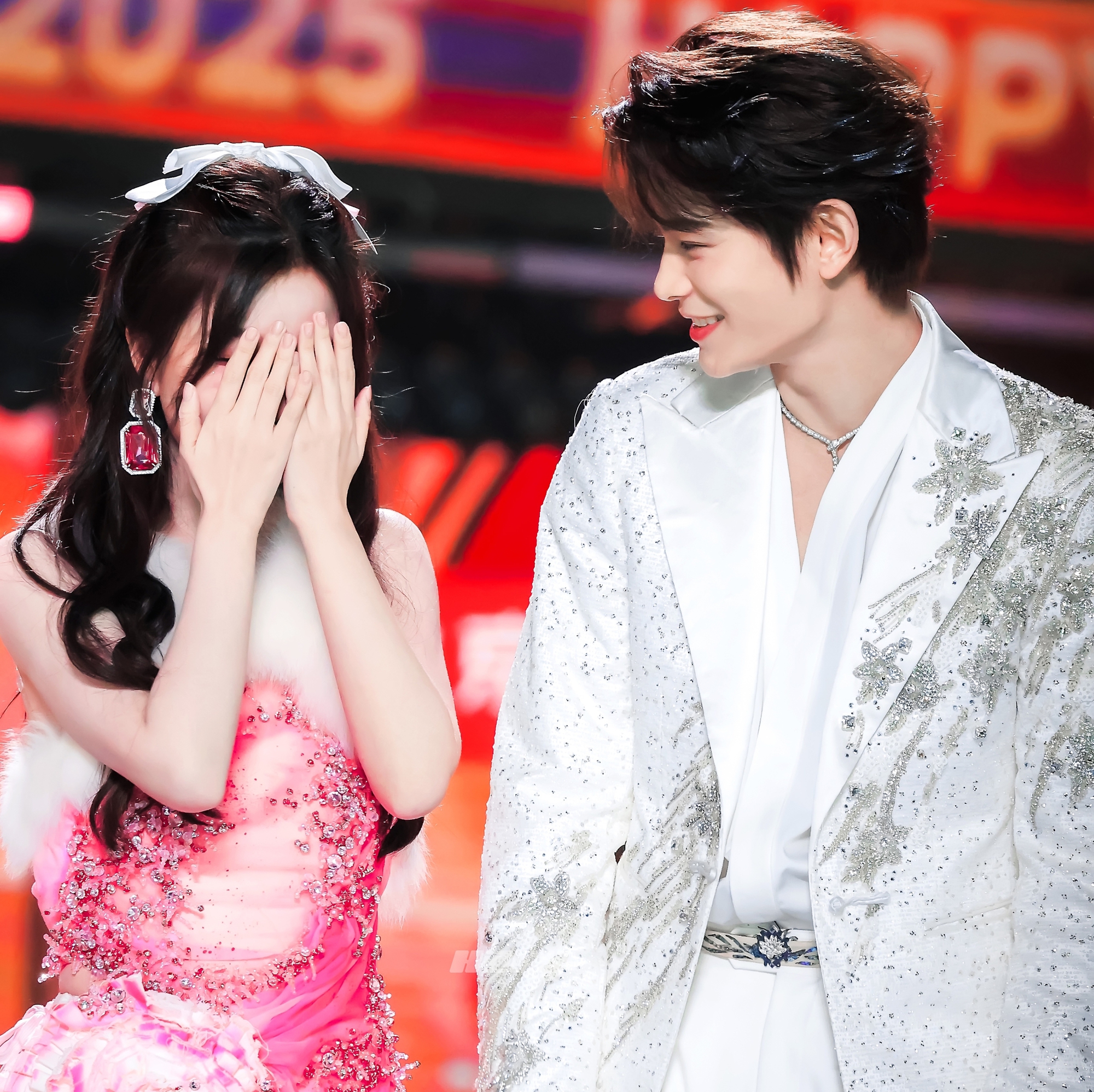 1 cặp đ&ocirc;i phim giả t&igrave;nh thật ngầm c&ocirc;ng khai ngay ng&agrave;y đầu năm mới: Nh&agrave; g&aacute;i vừa gi&agrave;u vừa đẹp, nh&agrave; trai đang hot đi&ecirc;n đảo - Ảnh 3.