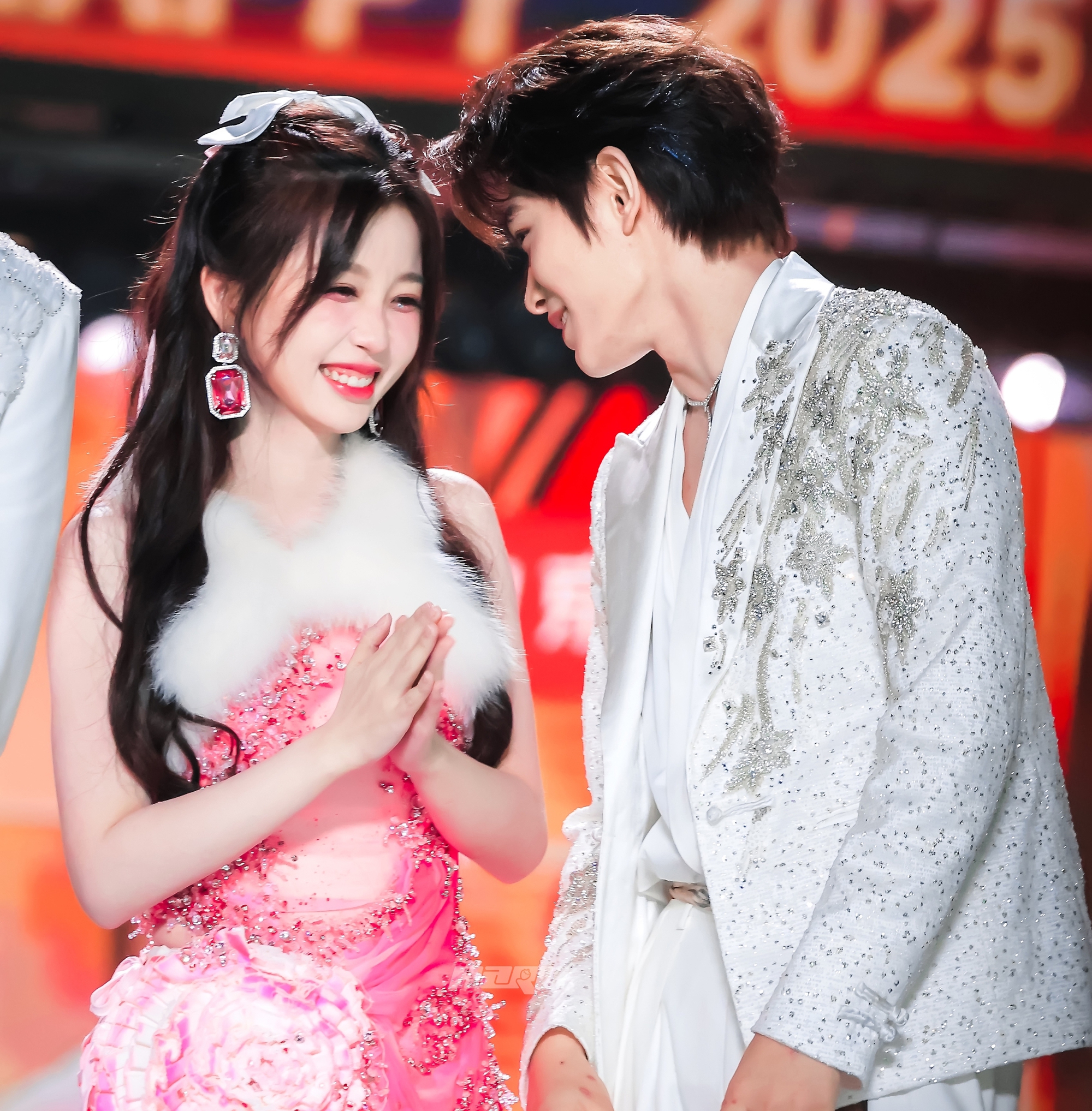 1 cặp đ&ocirc;i phim giả t&igrave;nh thật ngầm c&ocirc;ng khai ngay ng&agrave;y đầu năm mới: Nh&agrave; g&aacute;i vừa gi&agrave;u vừa đẹp, nh&agrave; trai đang hot đi&ecirc;n đảo - Ảnh 2.