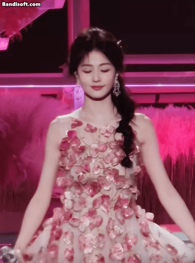 Màn ảnh Hoa ngữ có nàng "công chúa" đi lạc vào nhân gian: Nhan sắc phong thần gây sốt MXH - Ảnh 2.