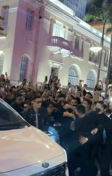 Fan nữ "vượt rào" chạy lên sân khấu ôm Sơn Tùng M-TP và cái kết được tặng món quà hơn 170 triệu khiến ai cũng sốc! - Ảnh 3.