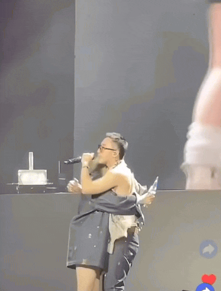 Fan nữ "vượt rào" chạy lên sân khấu ôm Sơn Tùng M-TP và cái kết được tặng món quà hơn 170 triệu khiến ai cũng sốc! - Ảnh 8.