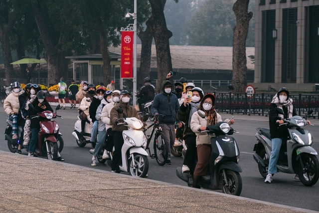 Những khoảnh khắc yên bình mà đẹp lạ của Hà Nội trong ngày đầu năm mới 2025 - Ảnh 5. Những khoảnh khắc yên bình mà đẹp lạ của Hà Nội trong ngày đầu năm mới 2025 - Ảnh 5.