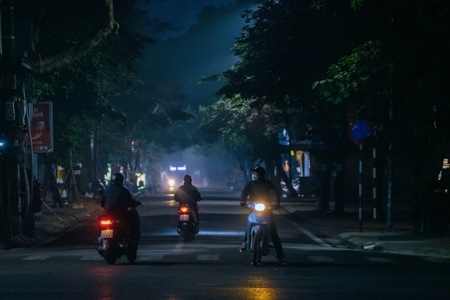 Những khoảnh khắc yên bình mà đẹp lạ của Hà Nội trong ngày đầu năm mới 2025 - Ảnh 2. Những khoảnh khắc yên bình mà đẹp lạ của Hà Nội trong ngày đầu năm mới 2025 - Ảnh 2.