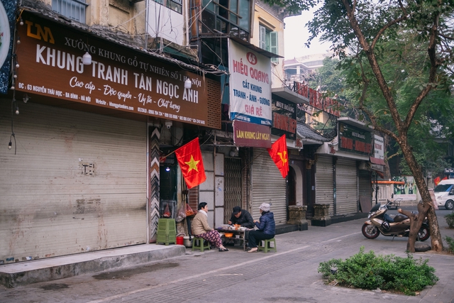 Những khoảnh khắc yên bình mà đẹp lạ của Hà Nội trong ngày đầu năm mới 2025 - Ảnh 15. Những khoảnh khắc yên bình mà đẹp lạ của Hà Nội trong ngày đầu năm mới 2025 - Ảnh 15.
