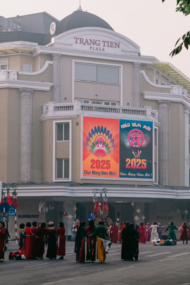 Những khoảnh khắc yên bình mà đẹp lạ của Hà Nội trong ngày đầu năm mới 2025 - Ảnh 16. Những khoảnh khắc yên bình mà đẹp lạ của Hà Nội trong ngày đầu năm mới 2025 - Ảnh 16.