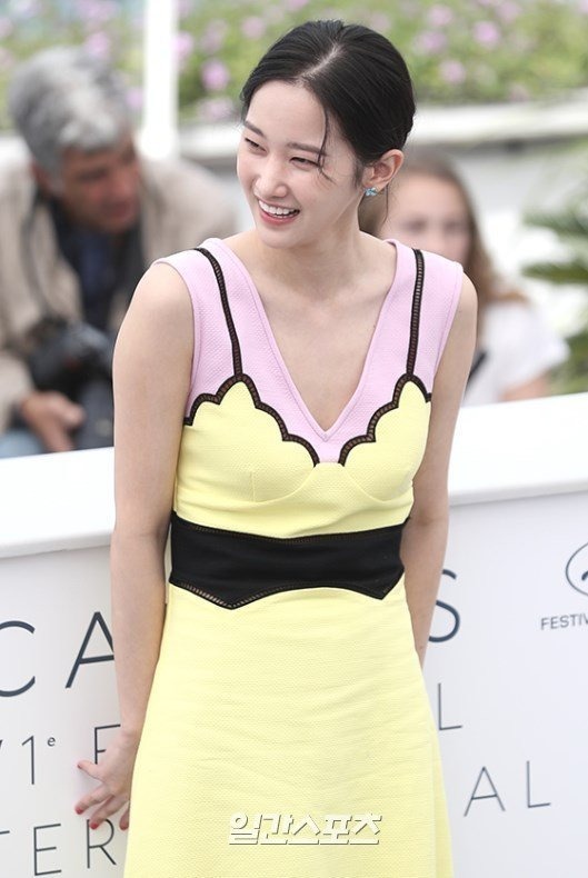 Bức ảnh selfie tưởng b&igrave;nh thường nhưng khiến bạn th&acirc;n Han So Hee ch&igrave;m trong chỉ tr&iacute;ch - Ảnh 3.