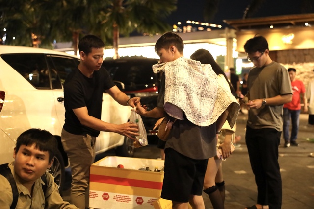 Nhân viên văn phòng, tài xế công nghệ tiết lộ cách kiếm bộn tiền trong đêm Giao thừa nhờ bán những thứ này - Ảnh 4.