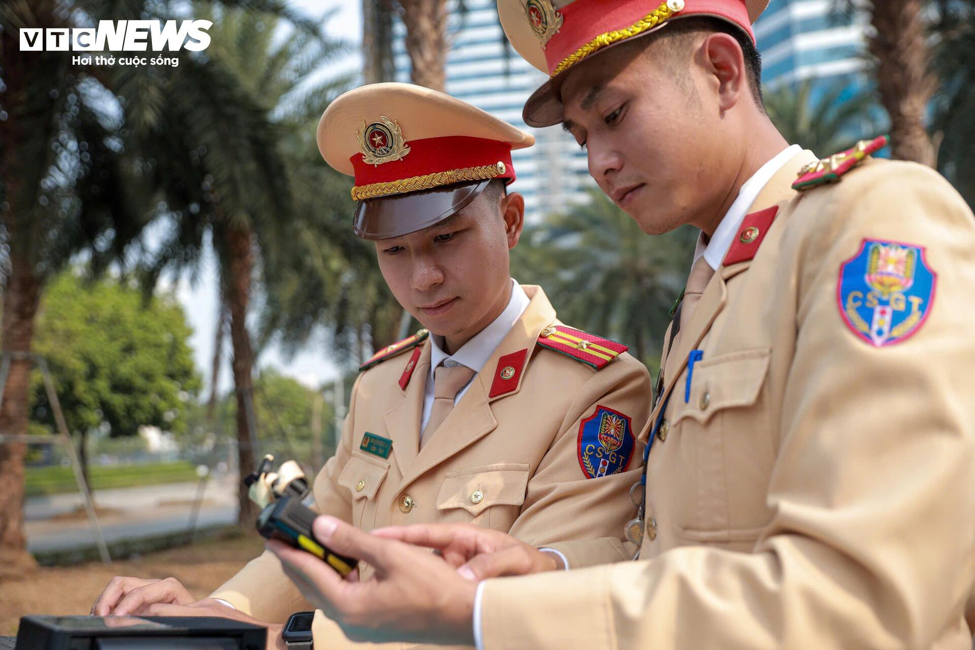 CSGT H&agrave; Nội in h&igrave;nh ảnh t&agrave;i xế vượt đ&egrave;n đỏ, xử phạt tại chỗ - Ảnh 4.