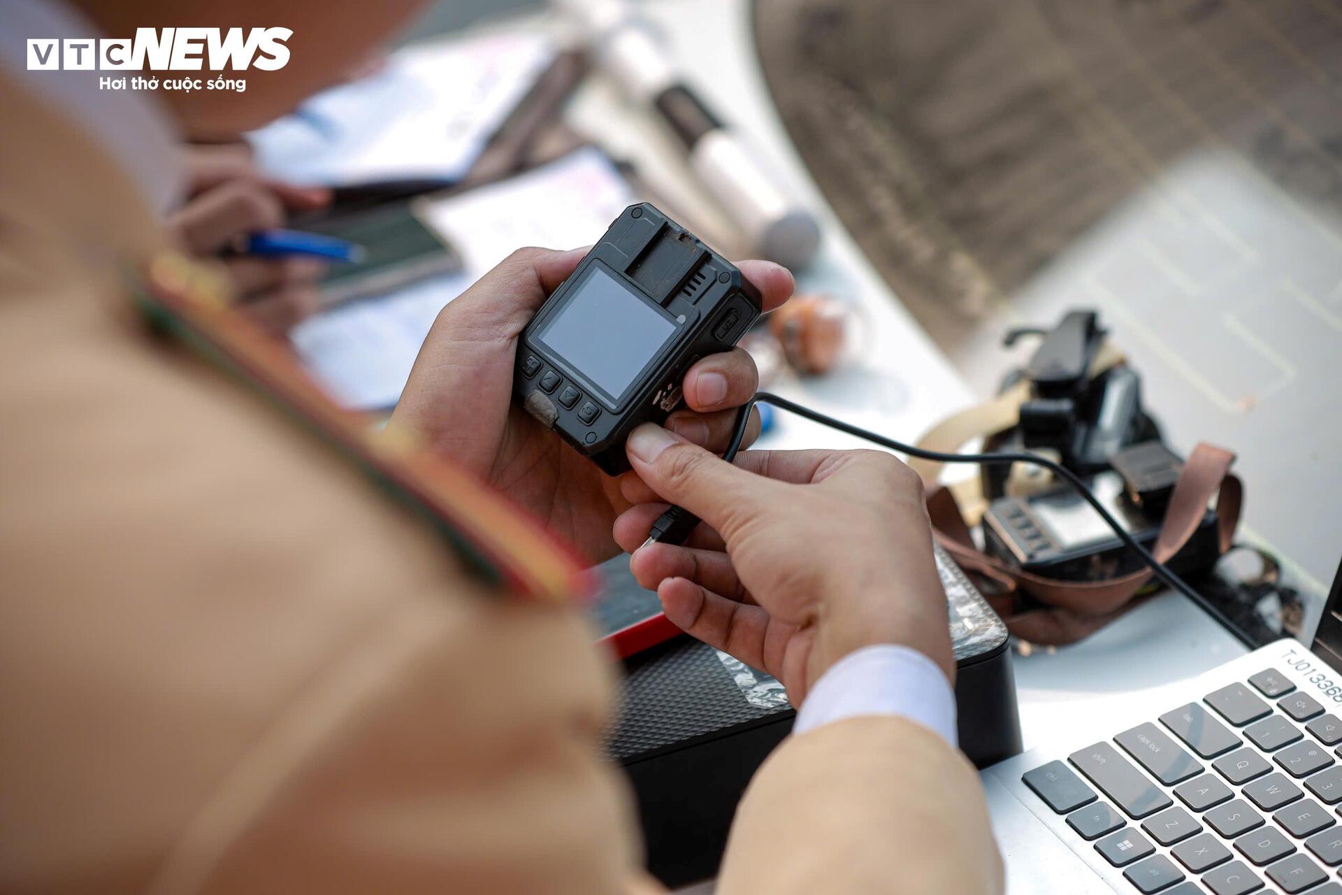 CSGT H&agrave; Nội in h&igrave;nh ảnh t&agrave;i xế vượt đ&egrave;n đỏ, xử phạt tại chỗ - Ảnh 3.