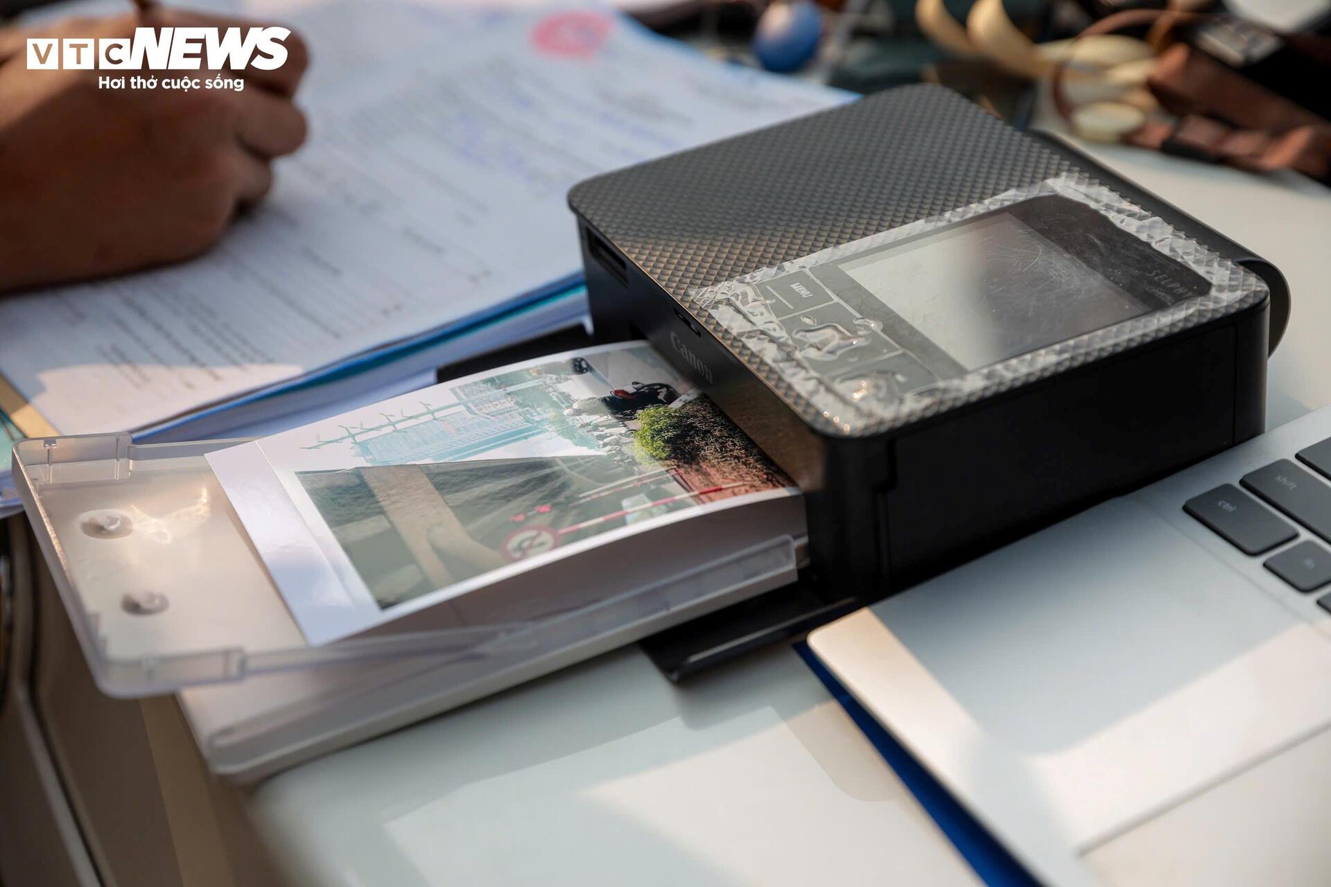 CSGT H&agrave; Nội in h&igrave;nh ảnh t&agrave;i xế vượt đ&egrave;n đỏ, xử phạt tại chỗ - Ảnh 5.