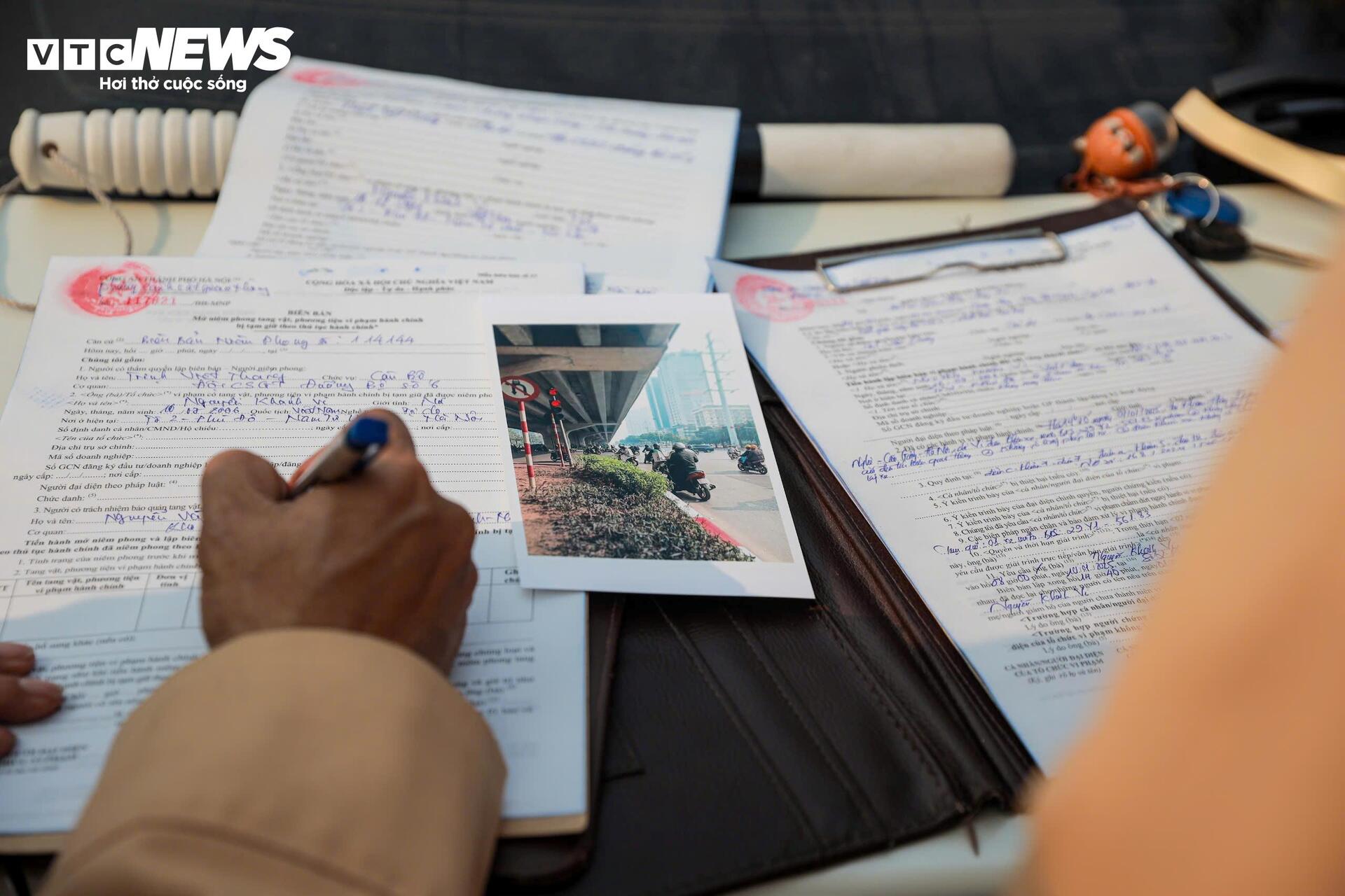 CSGT H&agrave; Nội in h&igrave;nh ảnh t&agrave;i xế vượt đ&egrave;n đỏ, xử phạt tại chỗ - Ảnh 6.