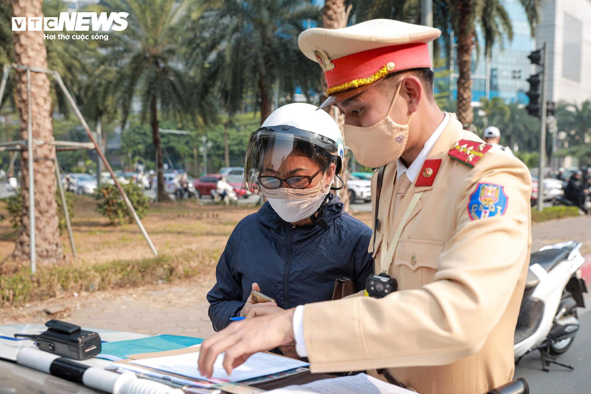 CSGT H&agrave; Nội in h&igrave;nh ảnh t&agrave;i xế vượt đ&egrave;n đỏ, xử phạt tại chỗ - Ảnh 8.