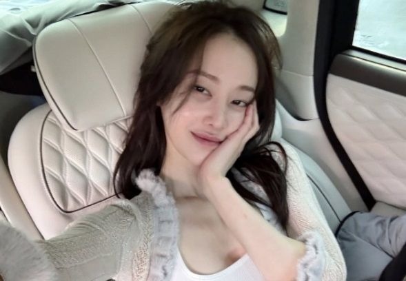 Bức ảnh selfie tưởng b&igrave;nh thường nhưng khiến bạn th&acirc;n Han So Hee ch&igrave;m trong chỉ tr&iacute;ch - Ảnh 1.