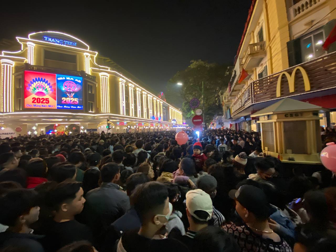 Sau ph&aacute;o hoa mừng năm mới l&agrave; chặng đường gian nan để về nh&agrave;!- Ảnh 2.