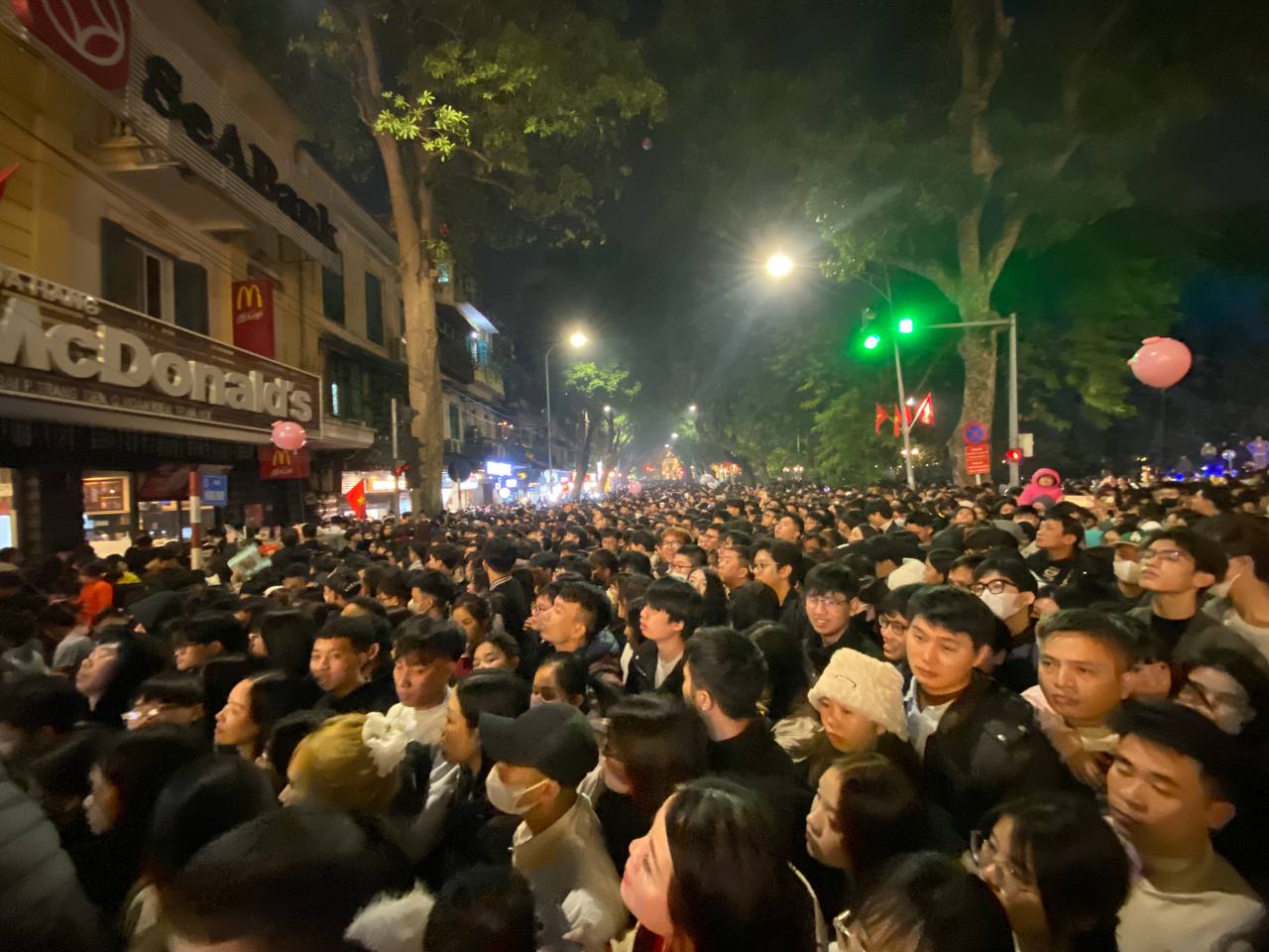 Sau ph&aacute;o hoa mừng năm mới l&agrave; chặng đường gian nan để về nh&agrave;!- Ảnh 1.