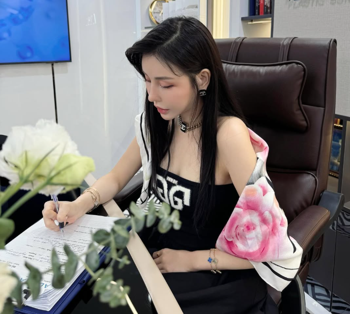 Hoa hậu Lam Cúc: Thành viên hội bạn phú bà Vbiz, chồng cũ cực bí ẩn!- Ảnh 12. Hoa hậu Lam Cúc: Thành viên hội bạn phú bà Vbiz, chồng cũ cực bí ẩn!- Ảnh 12.