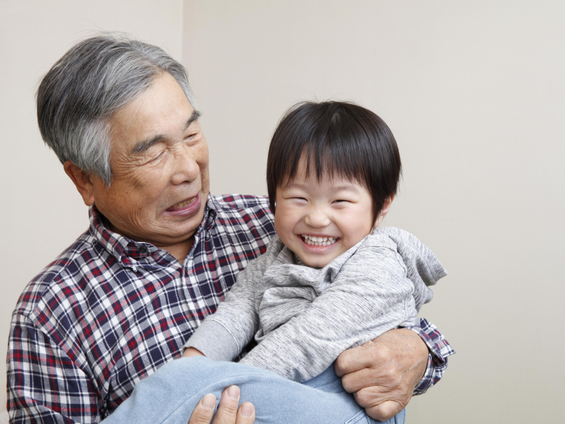 Trẻ th&acirc;n với &ocirc;ng ngoại hay &ocirc;ng nội hơn? C&aacute;c nh&agrave; khoa học đ&atilde; đưa ra c&acirc;u trả lời, ngẫm lại thực tế c&agrave;ng th&ecirc;m x&oacute;t xa- Ảnh 1.