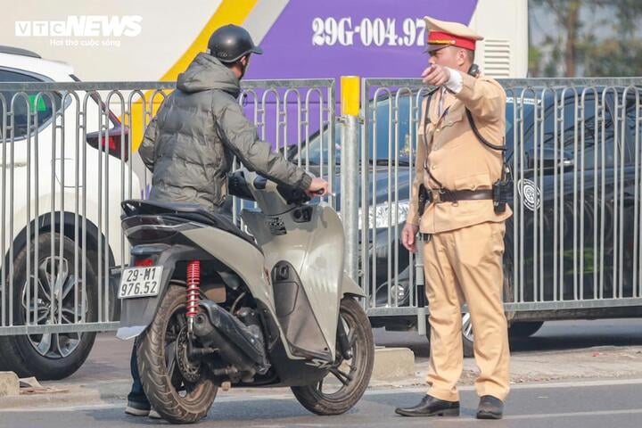 Cố tình đi ngược chiều, tài xế hối hận vì bị phạt tiền cả tháng lương - Ảnh 14.