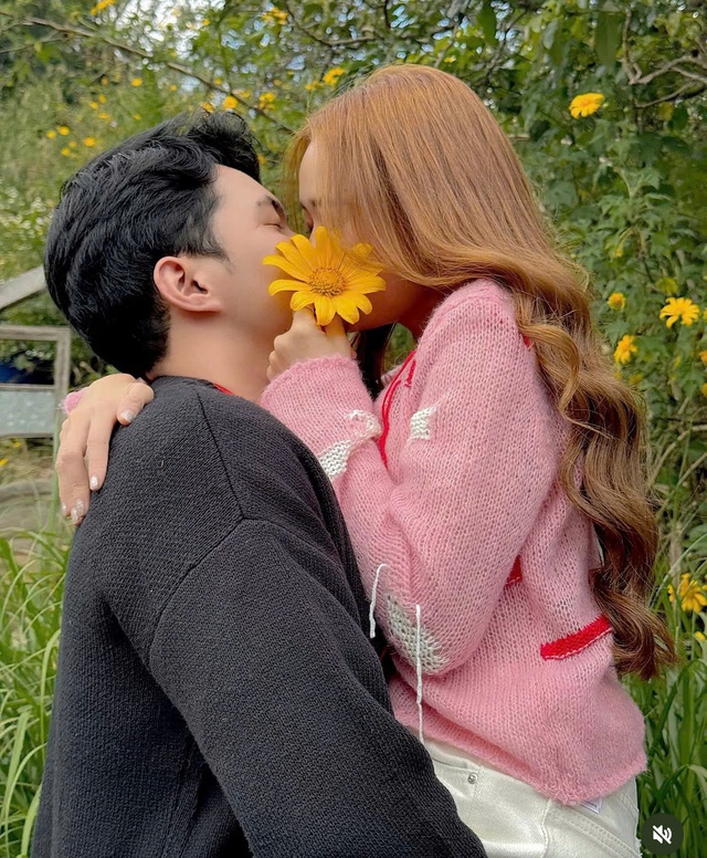 HOT: Cặp đ&ocirc;i diễn vi&ecirc;n - nhạc sĩ Vbiz c&ocirc;ng khai hẹn h&ograve; trong ng&agrave;y cuối năm, c&ograve;n để lộ hint chuẩn bị kết h&ocirc;n? - Ảnh 5.