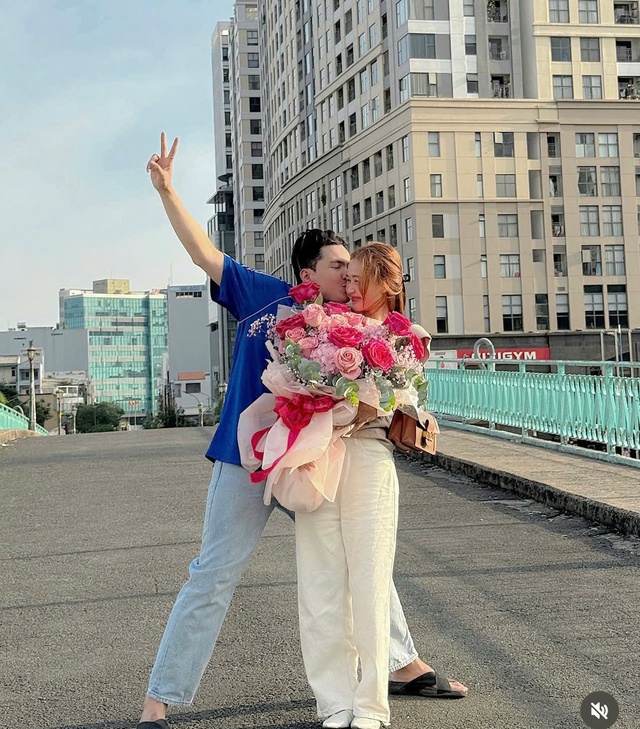 HOT: Cặp đ&ocirc;i diễn vi&ecirc;n - nhạc sĩ Vbiz c&ocirc;ng khai hẹn h&ograve; trong ng&agrave;y cuối năm, c&ograve;n để lộ hint chuẩn bị kết h&ocirc;n? - Ảnh 1.