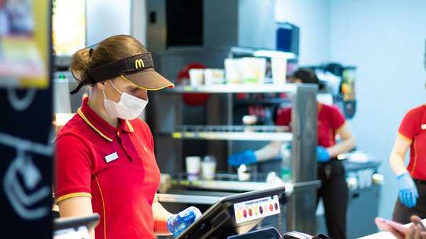 Vụ bê bối gây rúng động McDonald’s ở Anh: hơn 700 cựu nhân viên cáo buộc bị gạ “đổi sex lấy việc làm” - Ảnh 2.