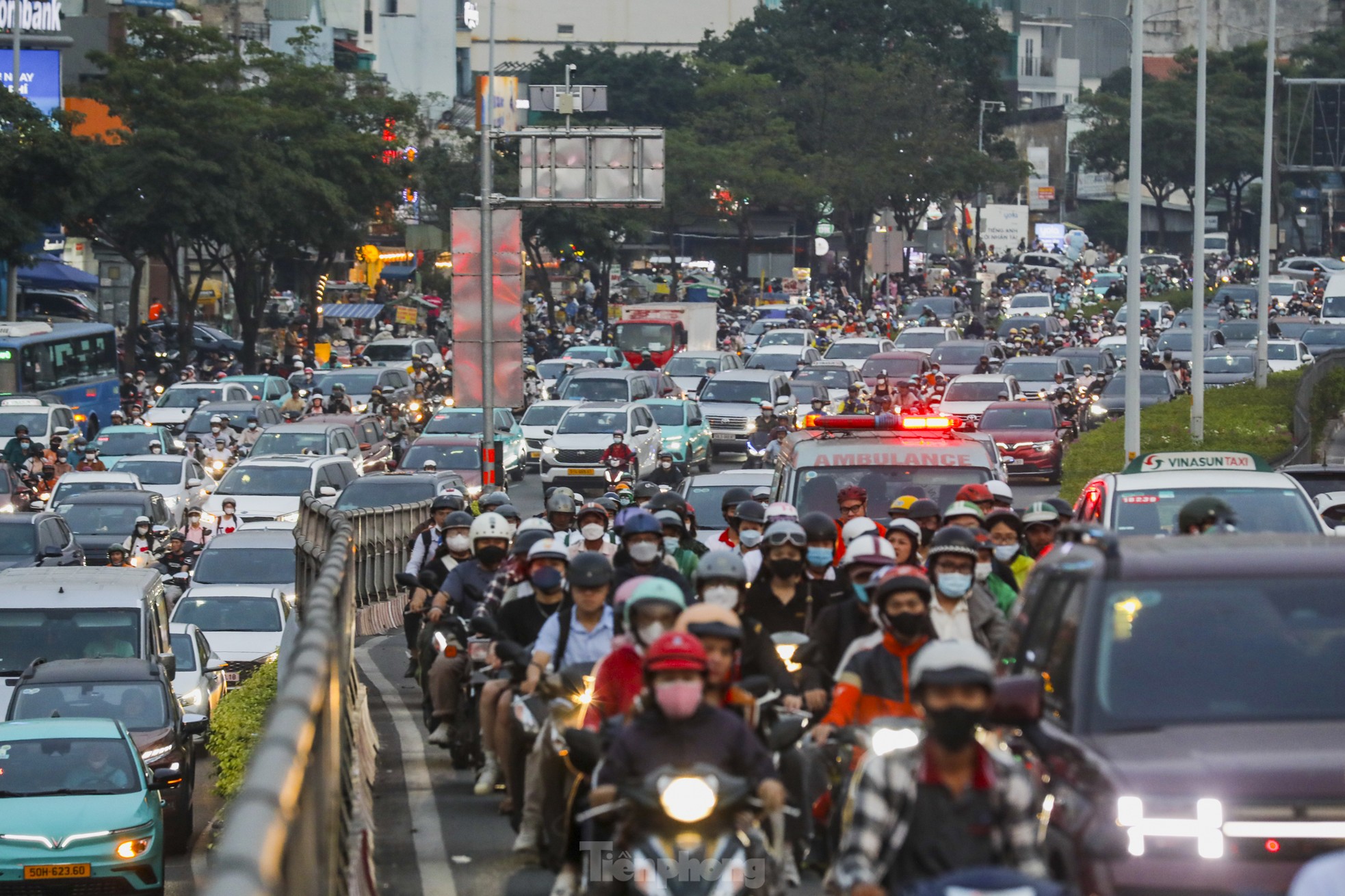 Kẹt xe gây hại cho xe máy như thế nào? 2 Kẹt xe ở TPHCM giảm nhờ nghị định 168