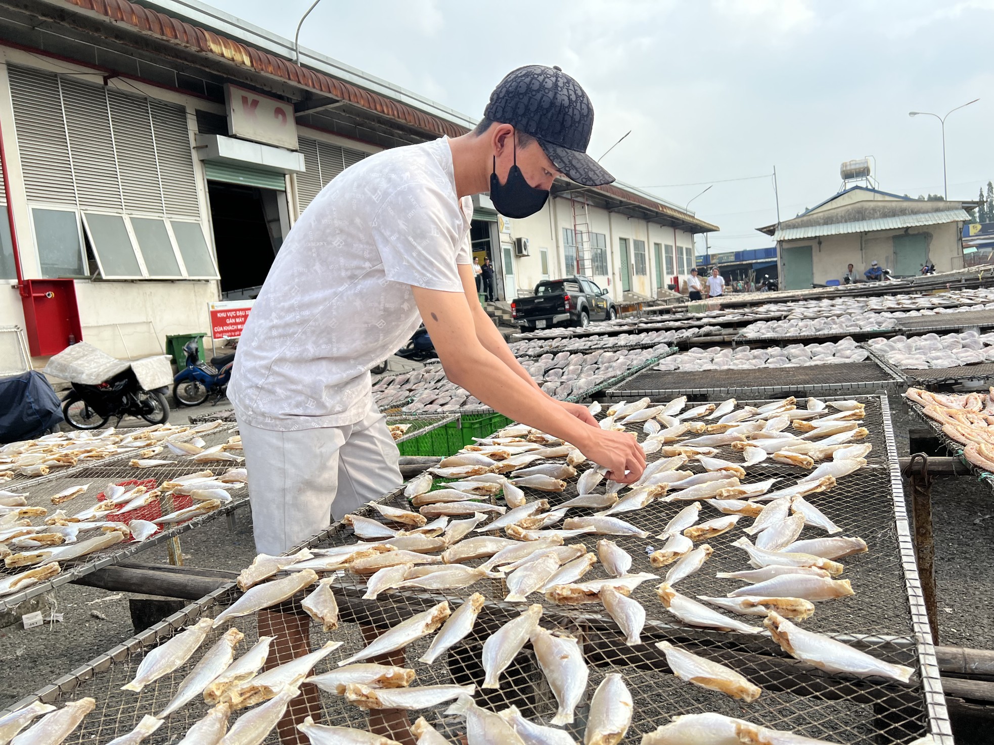 Bên trong chợ đồ khô lớn nhất TPHCM ngày cận Tết - Ảnh 11.