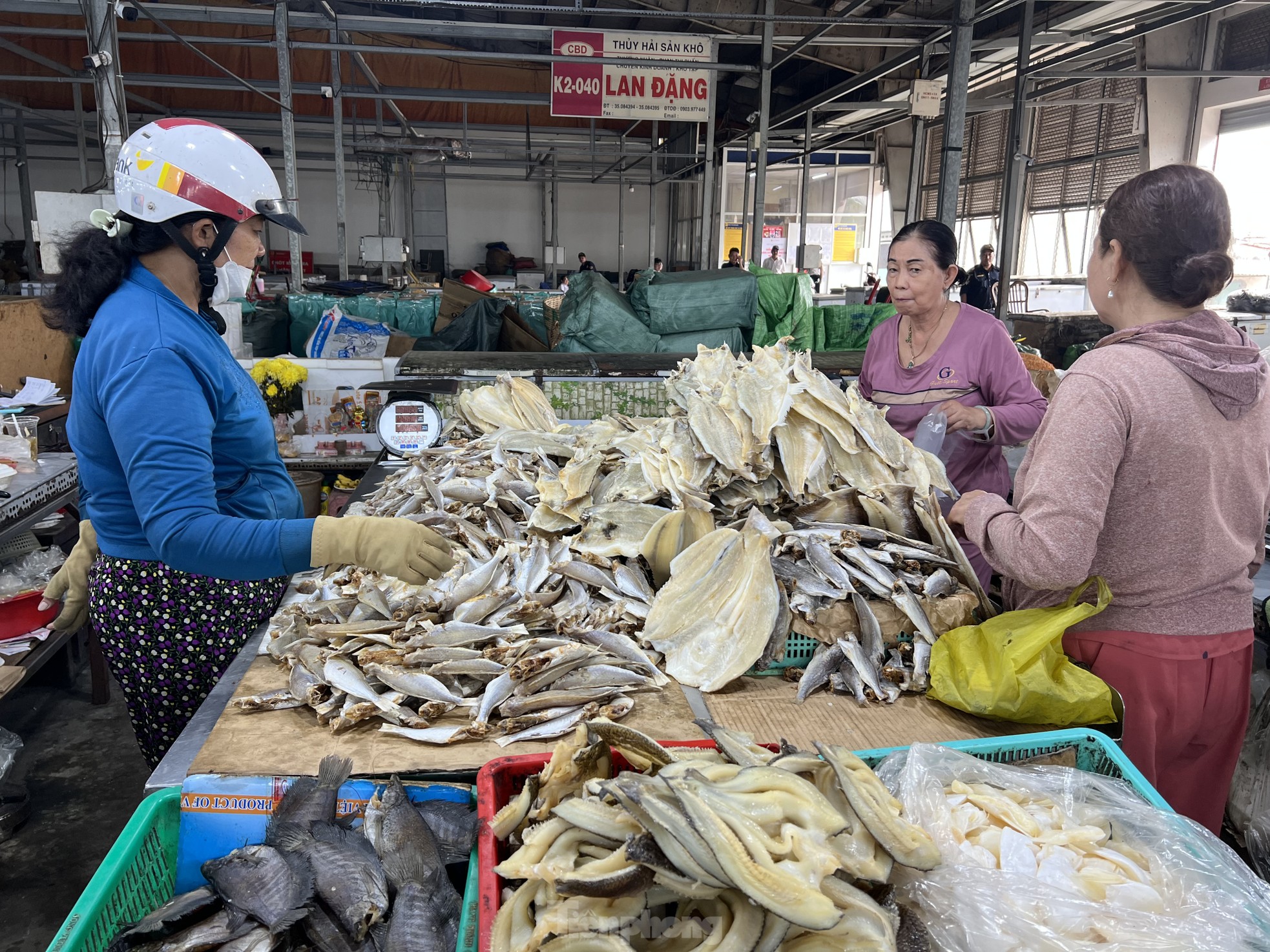 Bên trong chợ đồ khô lớn nhất TPHCM ngày cận Tết - Ảnh 2.