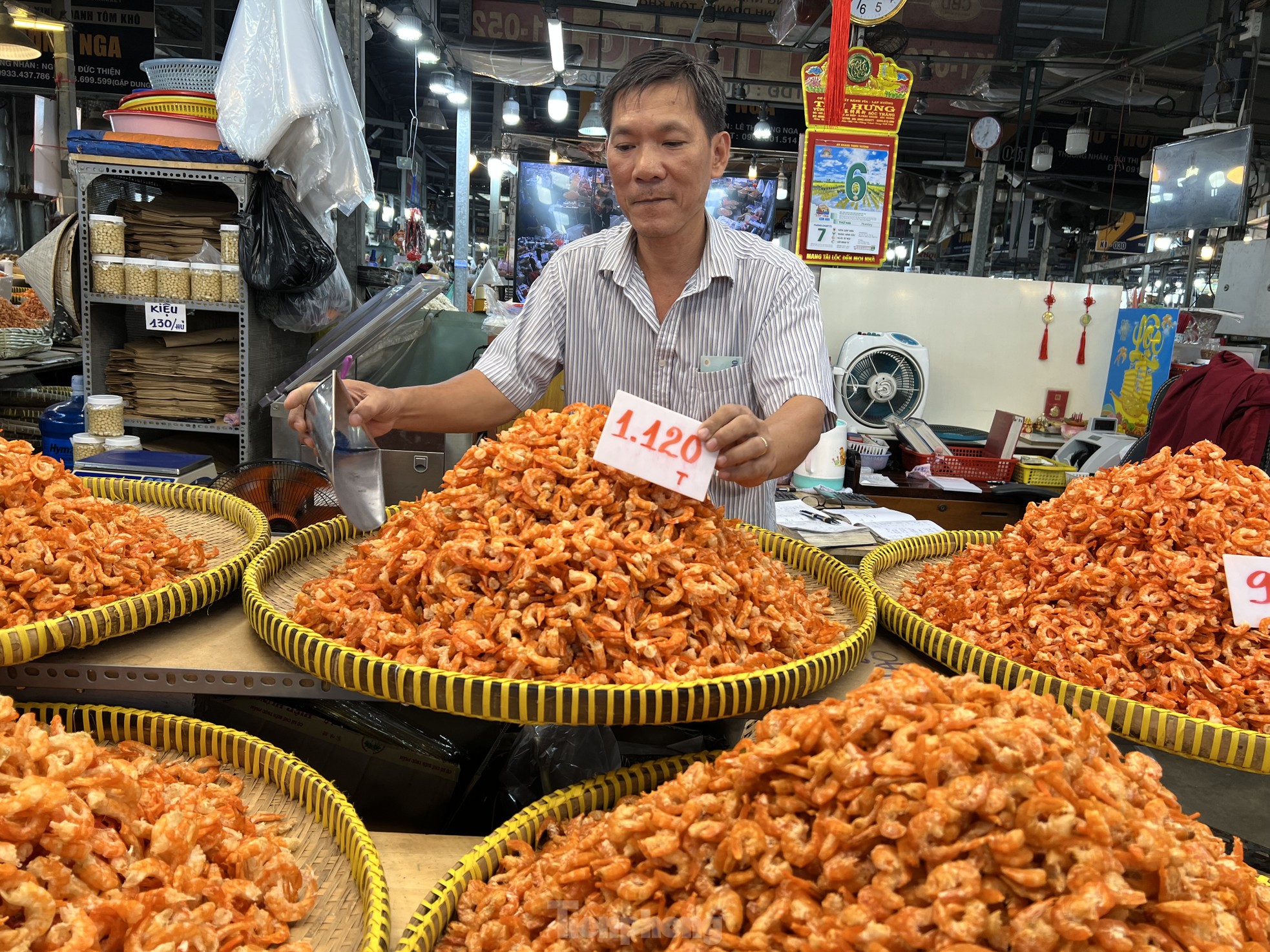 Bên trong chợ đồ khô lớn nhất TPHCM ngày cận Tết - Ảnh 4.