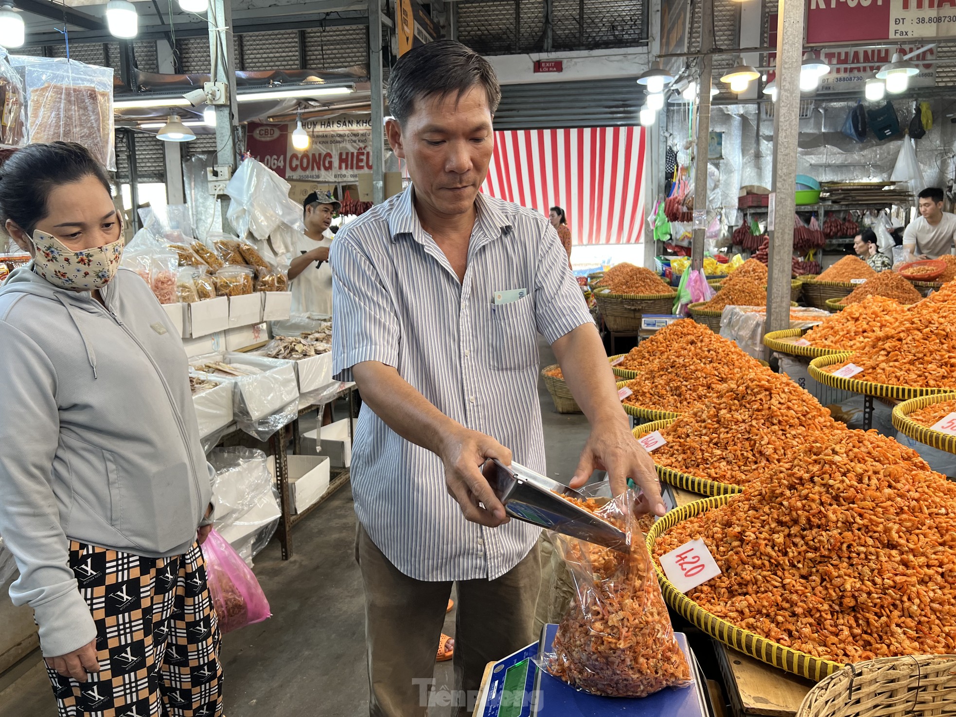 Bên trong chợ đồ khô lớn nhất TPHCM ngày cận Tết - Ảnh 12.