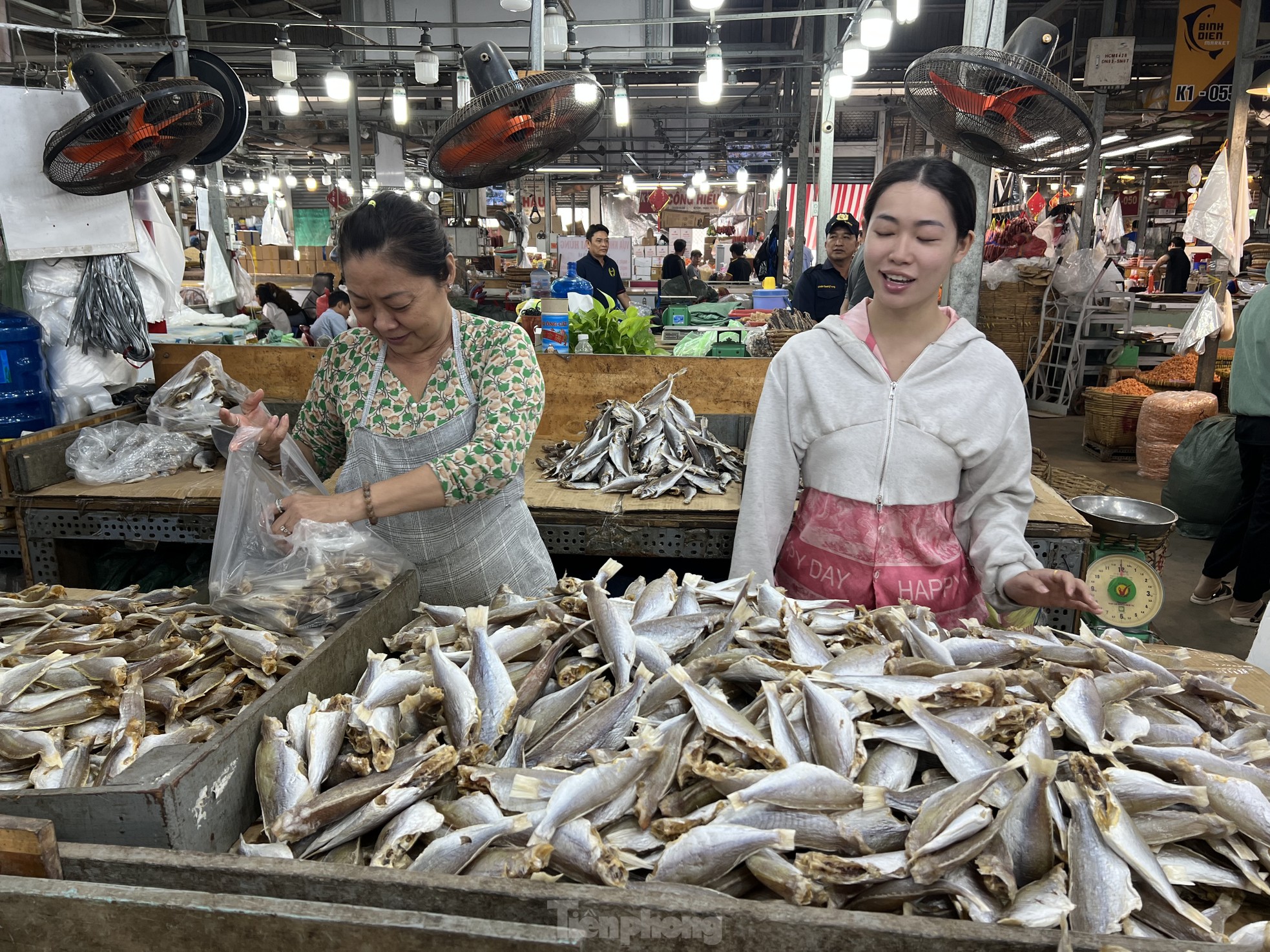 Bên trong chợ đồ khô lớn nhất TPHCM ngày cận Tết - Ảnh 8.