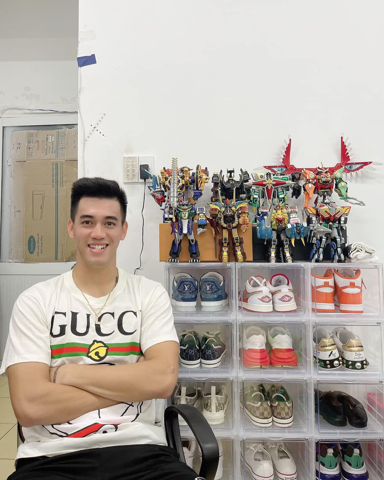 Tiến Linh: Chàng tiền đạo sở hữu BST khủng, từ mô hình siêu nhân mạ vàng đến loạt giày hiệu giá vài chục triệu - Ảnh 5.
