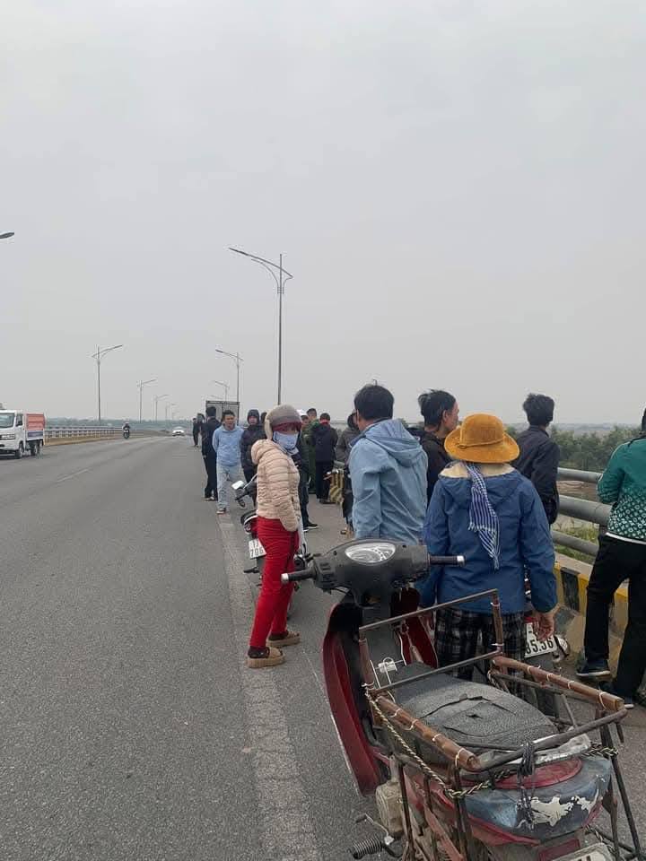Thái Bình: Bỏ lại tờ giấy ghi số điện thoại bố mẹ và xe máy trên cầu, nam thanh niên khiến hàng trăm người hoang mang tìm kiếm - Ảnh 1. Thái Bình: Bỏ lại tờ giấy ghi số điện thoại bố mẹ và xe máy trên cầu, nam thanh niên khiến hàng trăm người hoang mang tìm kiếm - Ảnh 1.