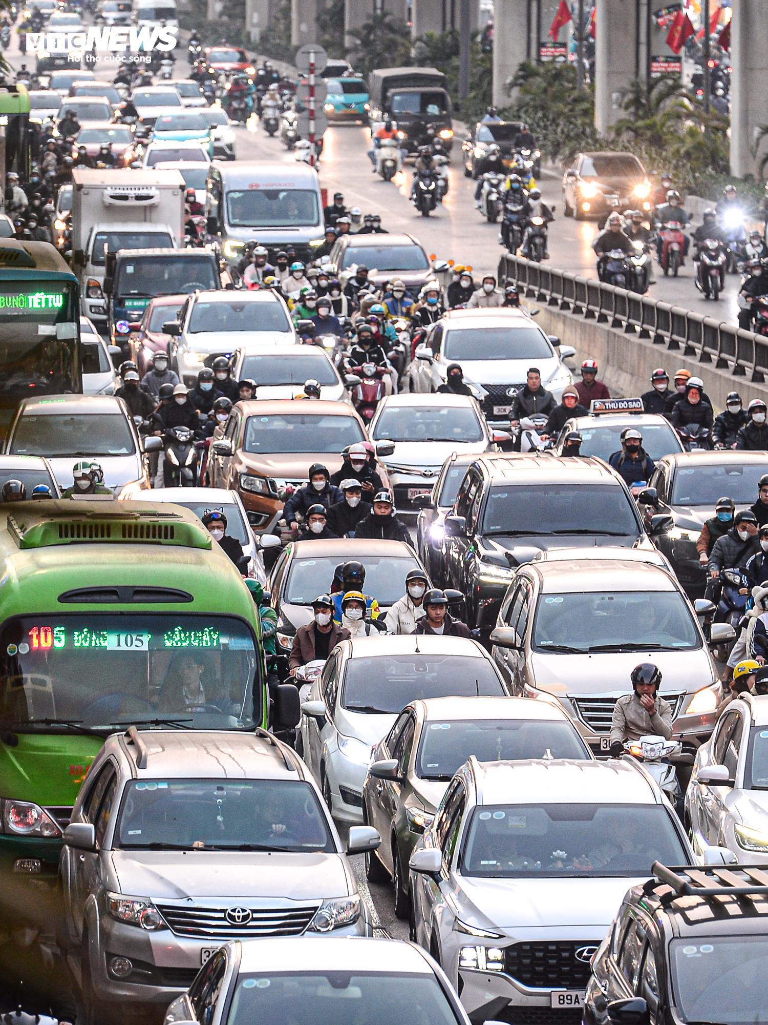 Người Hà Nội vật lộn với cảnh ùn tắc từ sáng đến tối ngày cuối tuần - Ảnh 11.