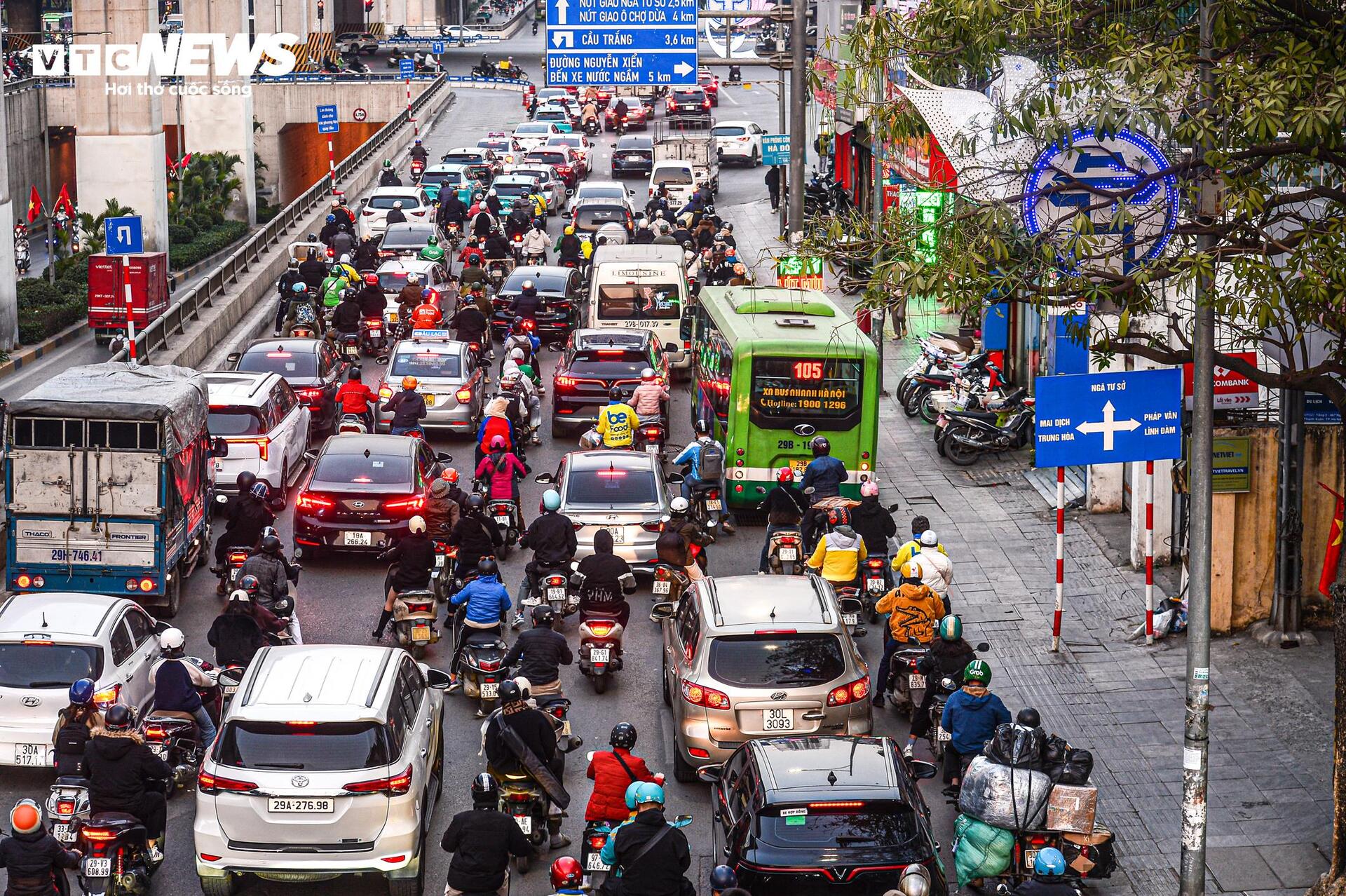 Người Hà Nội vật lộn với cảnh ùn tắc từ sáng đến tối ngày cuối tuần - Ảnh 17.