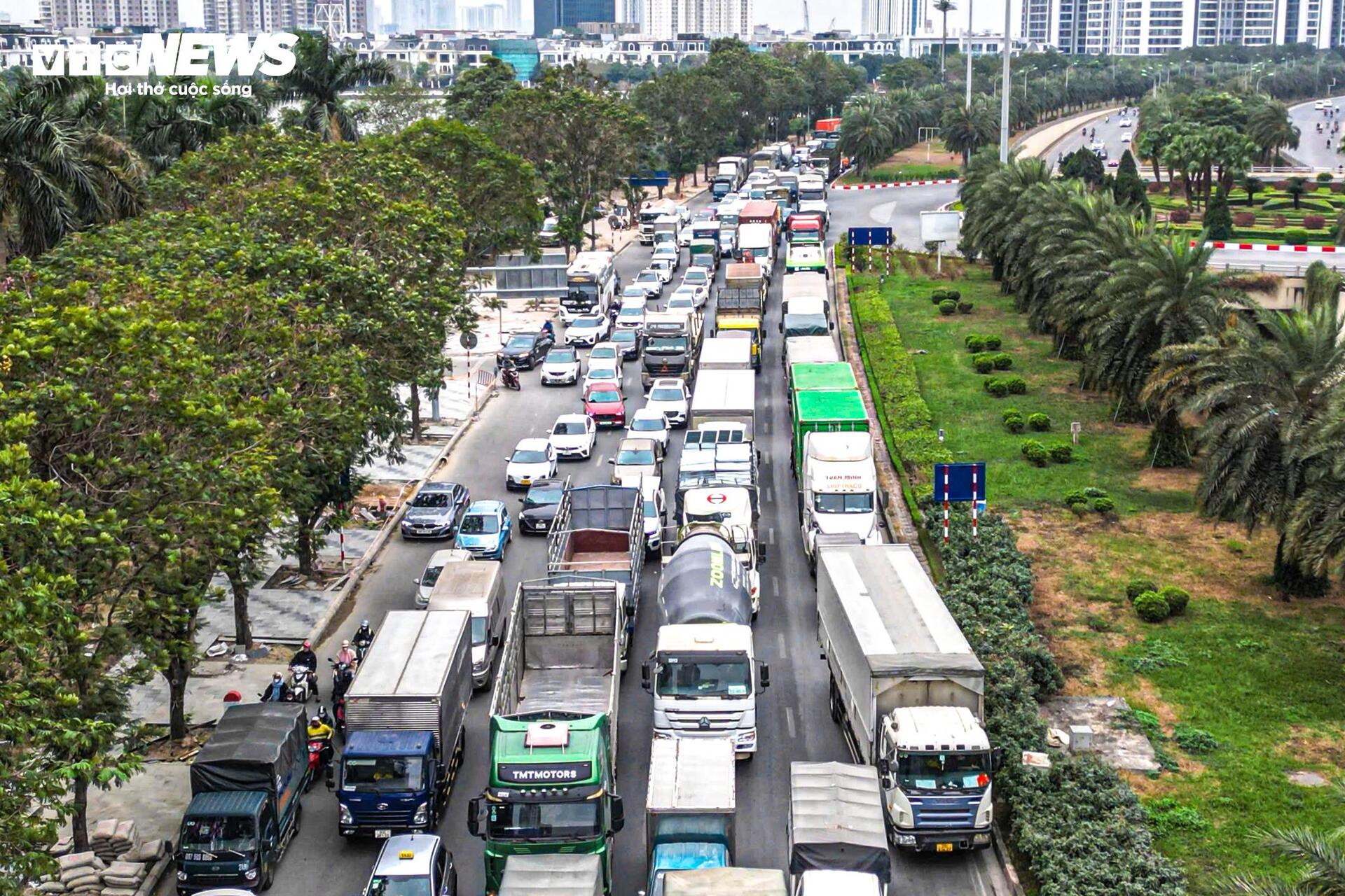 Người Hà Nội vật lộn với cảnh ùn tắc từ sáng đến tối ngày cuối tuần - Ảnh 3.