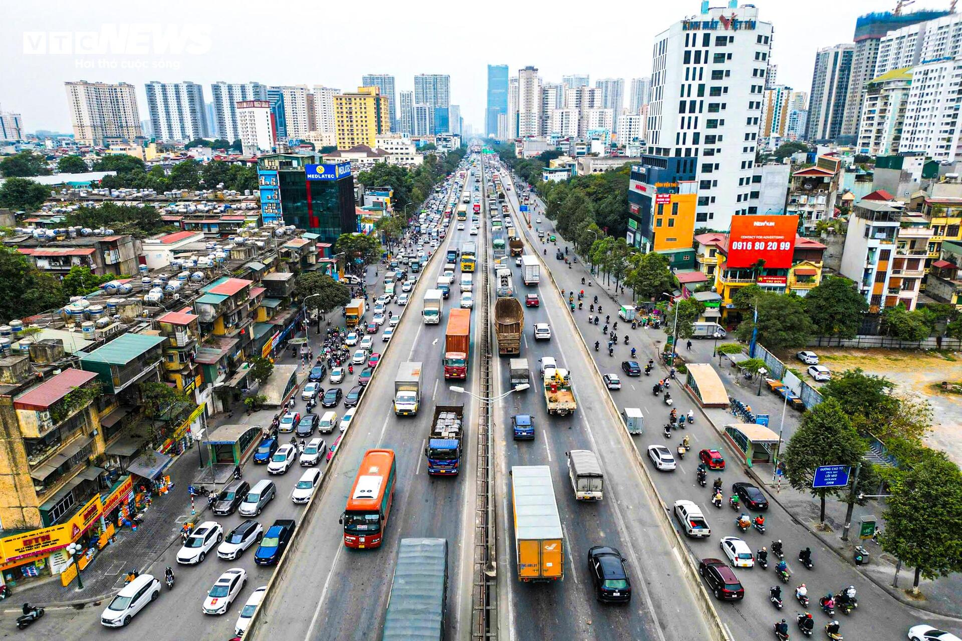 Người Hà Nội vật lộn với cảnh ùn tắc từ sáng đến tối ngày cuối tuần - Ảnh 4.